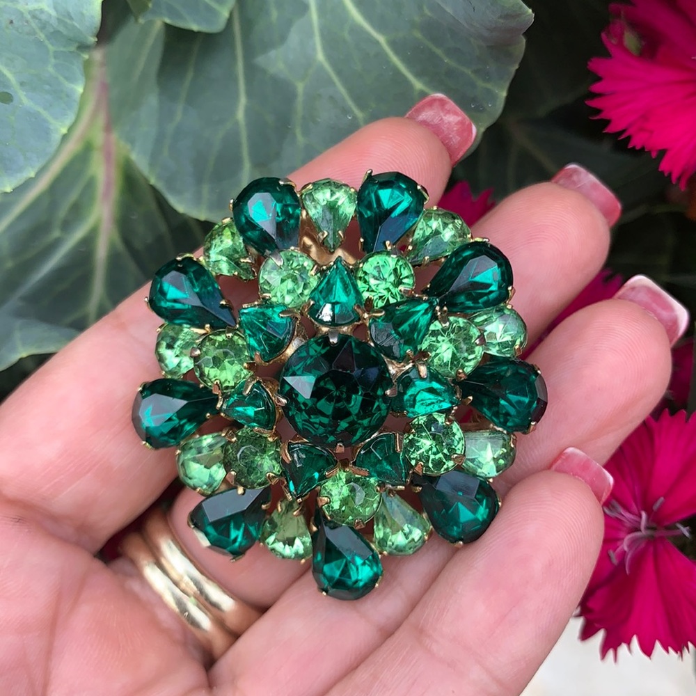 Vintage Gold-tone Green Rhinestone Domed Brooch - Picture 15 of 17